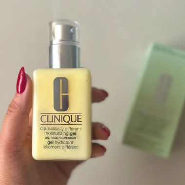 ژل مرطوب کننده و آبرسان دراماتیکالی کلینیک 2